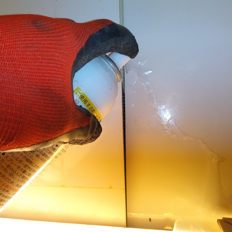 忌避剤を吹き付けている様子