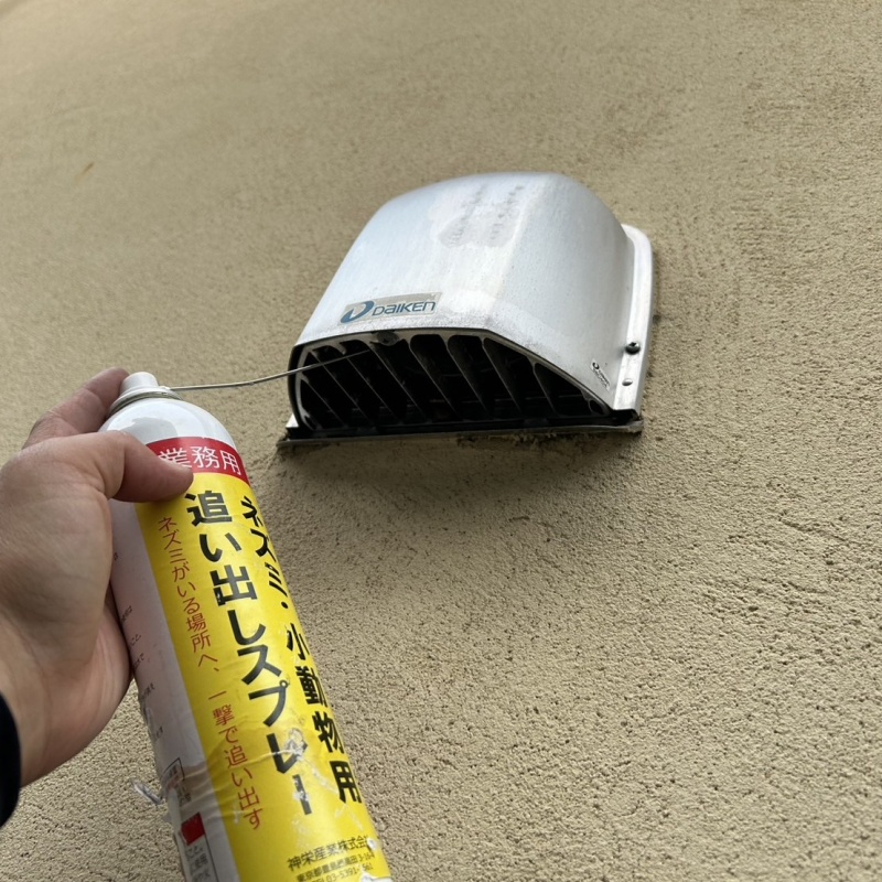 換気フードに忌避剤をスプレー