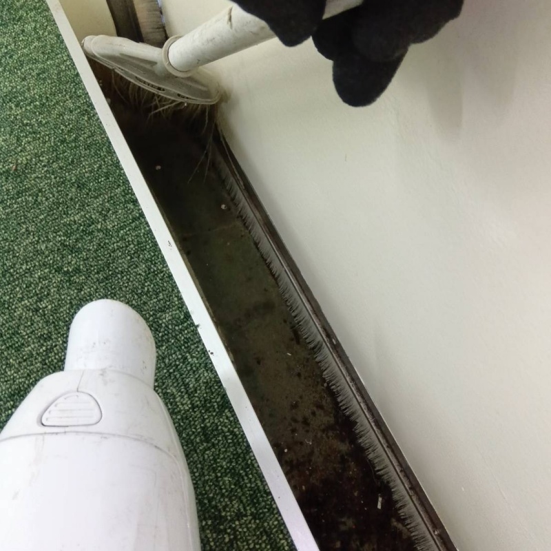 掃除機やホウキで汚れを回収