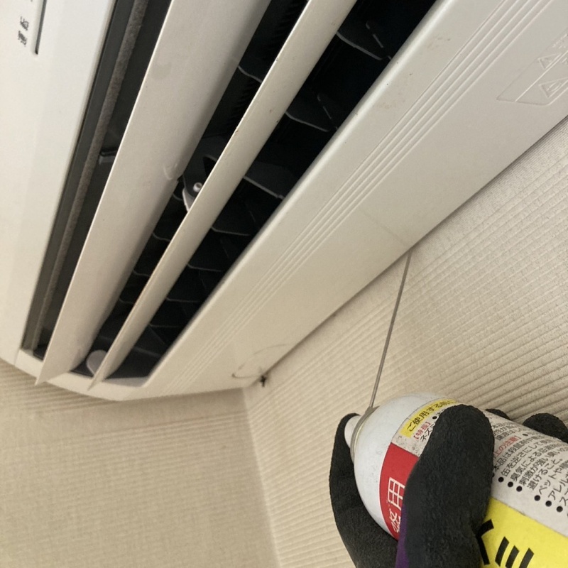 エアコンと壁のすき間に忌避剤をスプレー