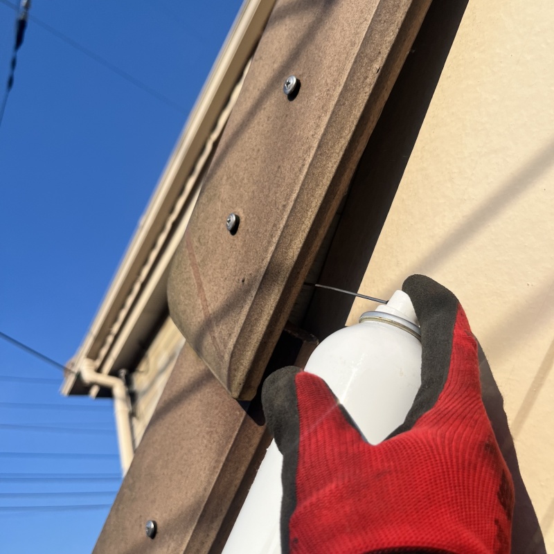 侵入口に忌避剤をスプレー