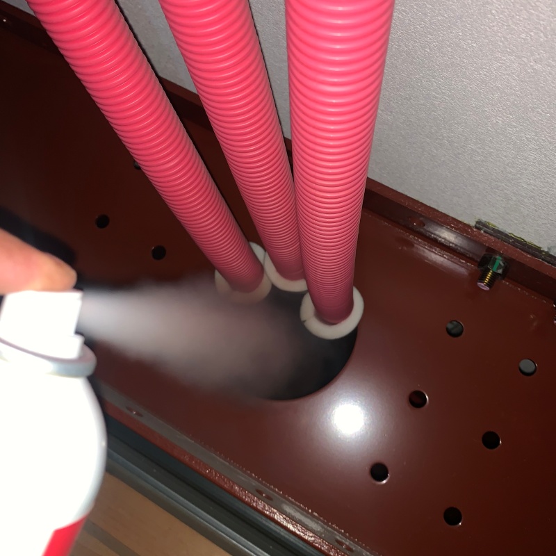 配管のまわりに忌避剤をスプレー