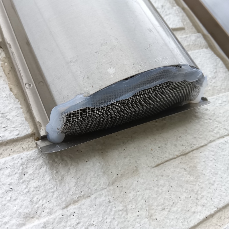 外壁の換気フードの開口部を封鎖