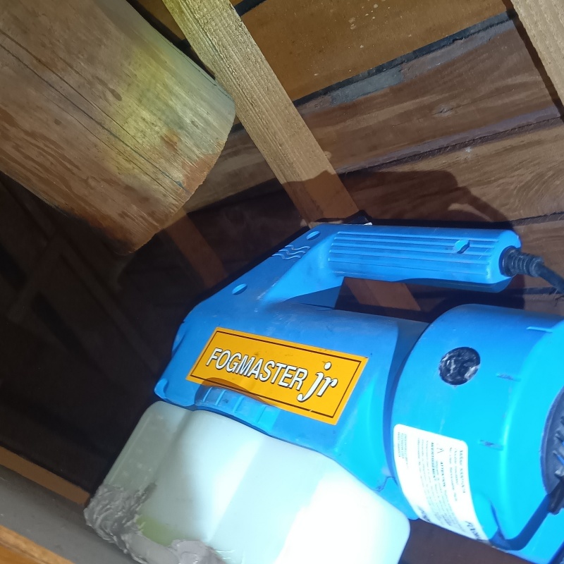屋根裏に忌避剤を散布