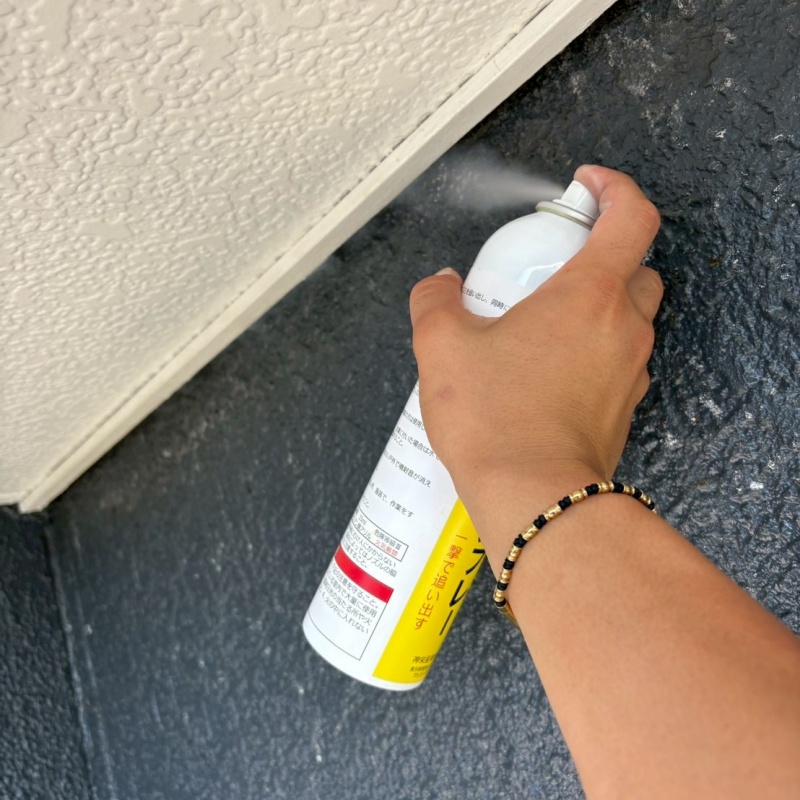 すき間に忌避剤を散布