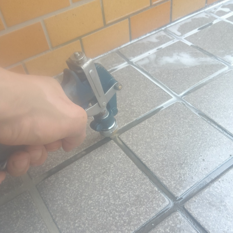 玄関床にシロアリ駆除剤を注入