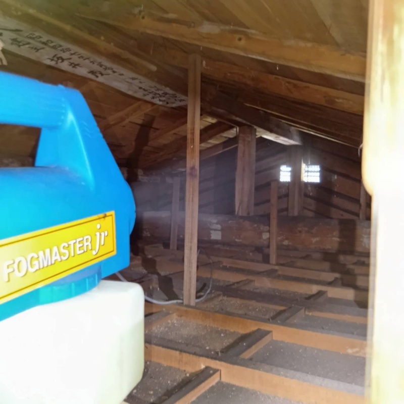 屋根裏に除菌剤を散布