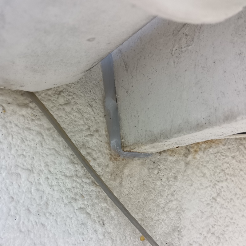 外壁のすき間をパテで封鎖