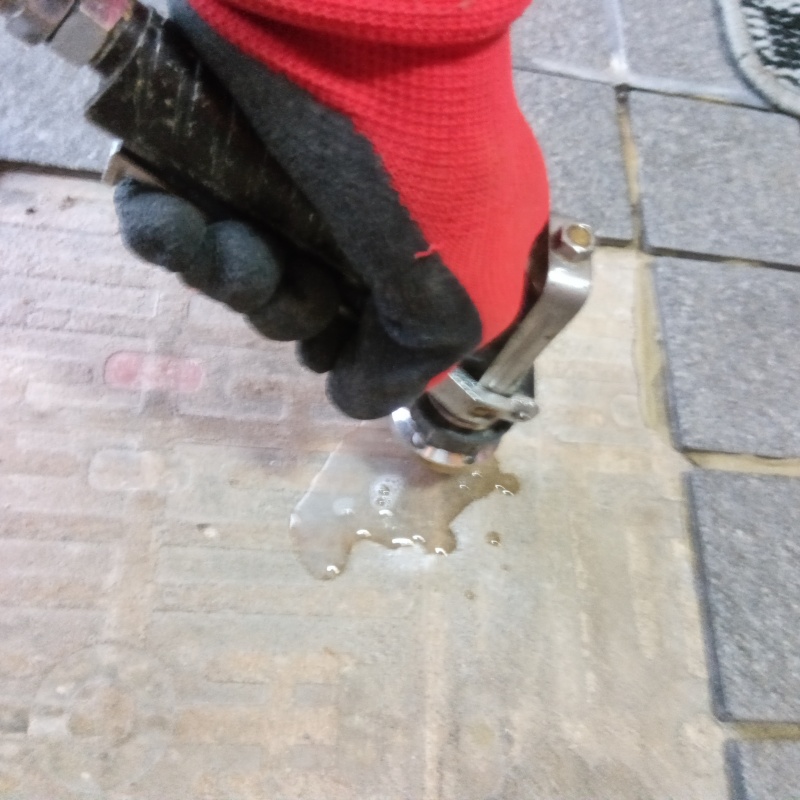 玄関床にシロアリ駆除剤を注入