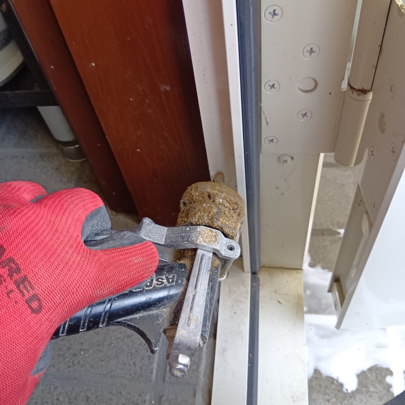 玄関のドア枠にシロアリ駆除剤を注入