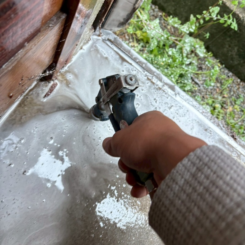 地面にシロアリ駆除剤を注入