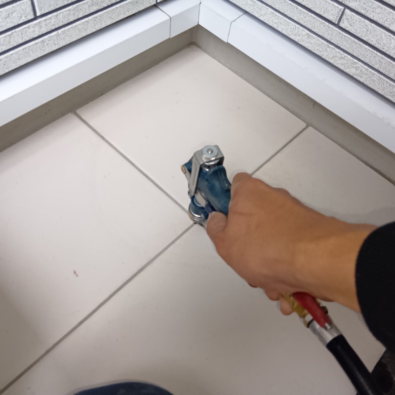 床に防蟻剤を注入