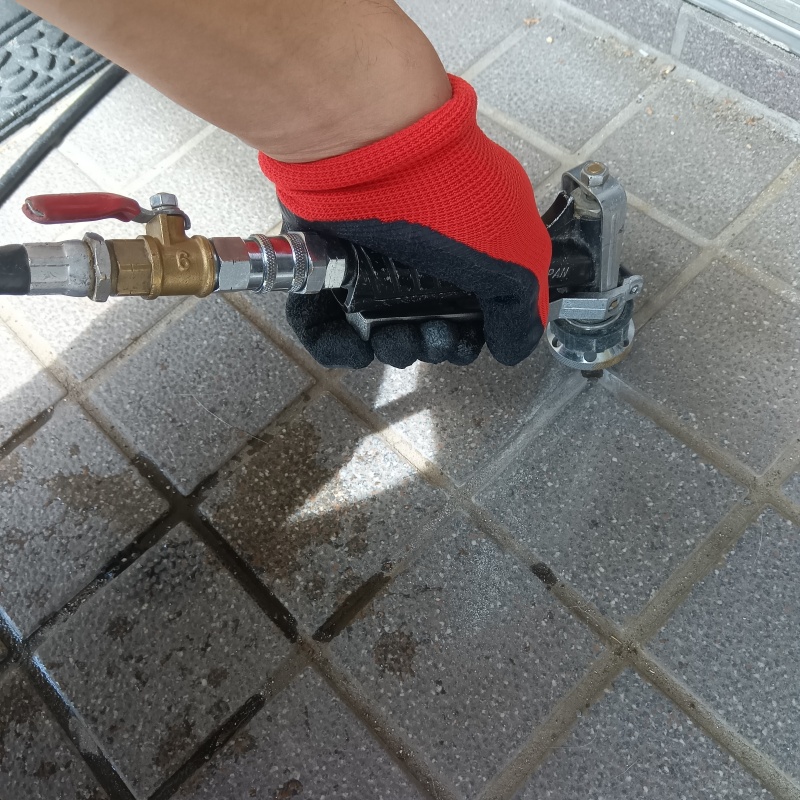 土間の床にシロアリ駆除剤を注入