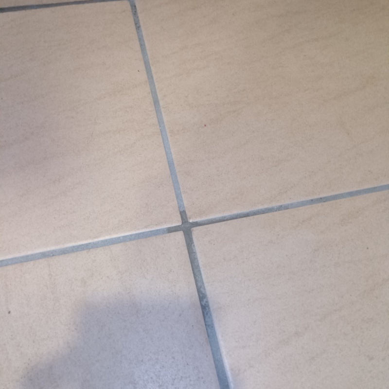 開けた穴をパテで補修