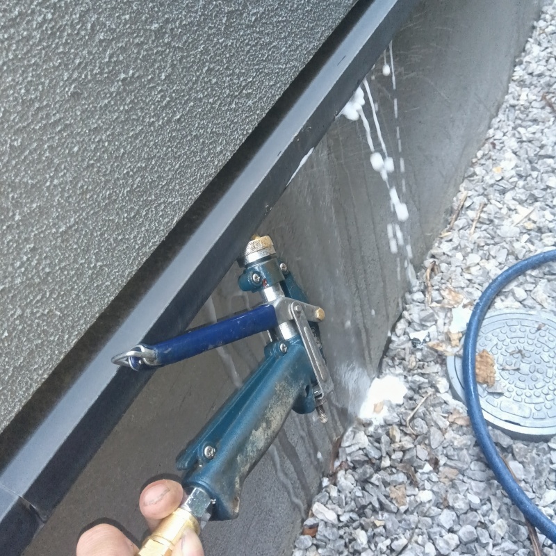 建物の外壁のすき間から防蟻剤を注入