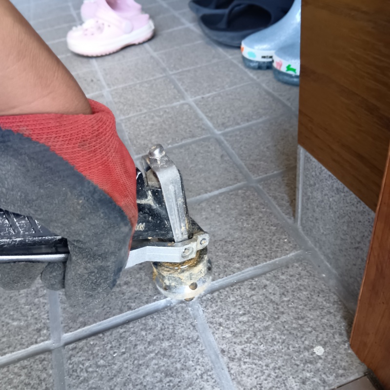 床に防蟻剤を注入
