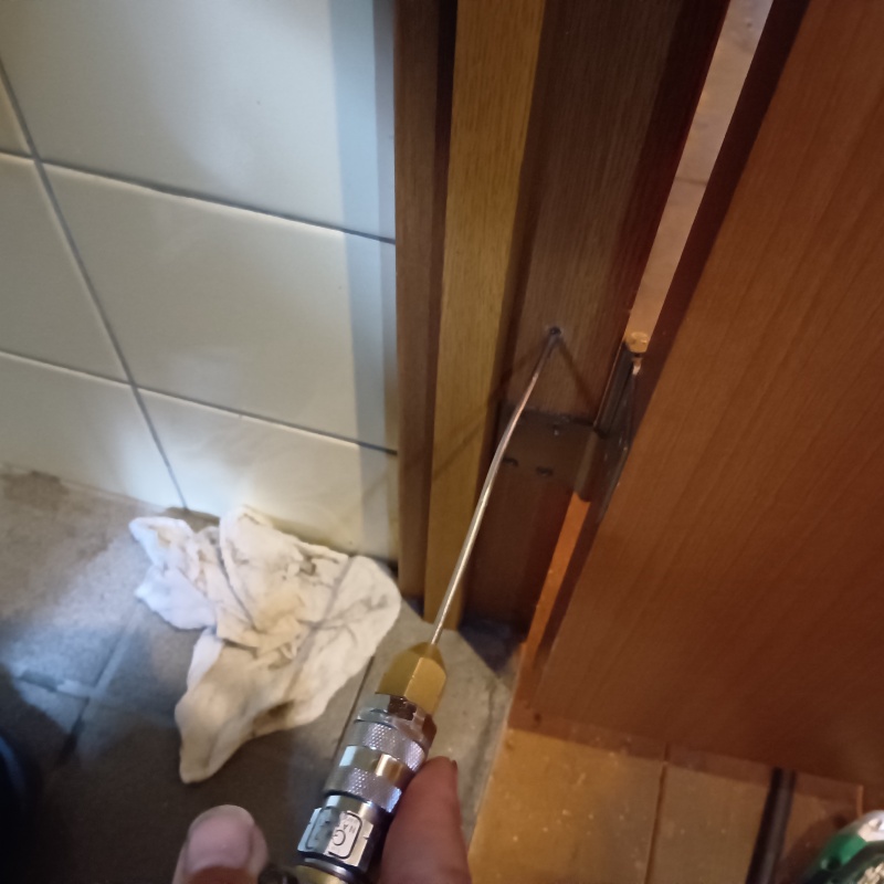 大阪府大阪市北区でシロアリ発生！築50年の建物に入居する店舗のトイレ付近で食害跡が見つかった事例