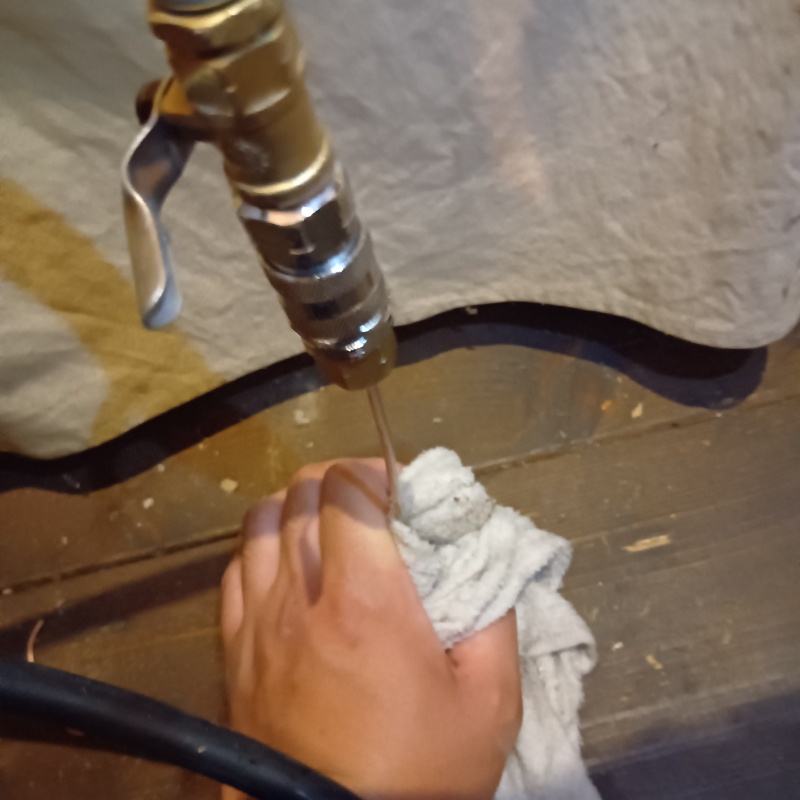 床にシロアリ駆除剤を注入