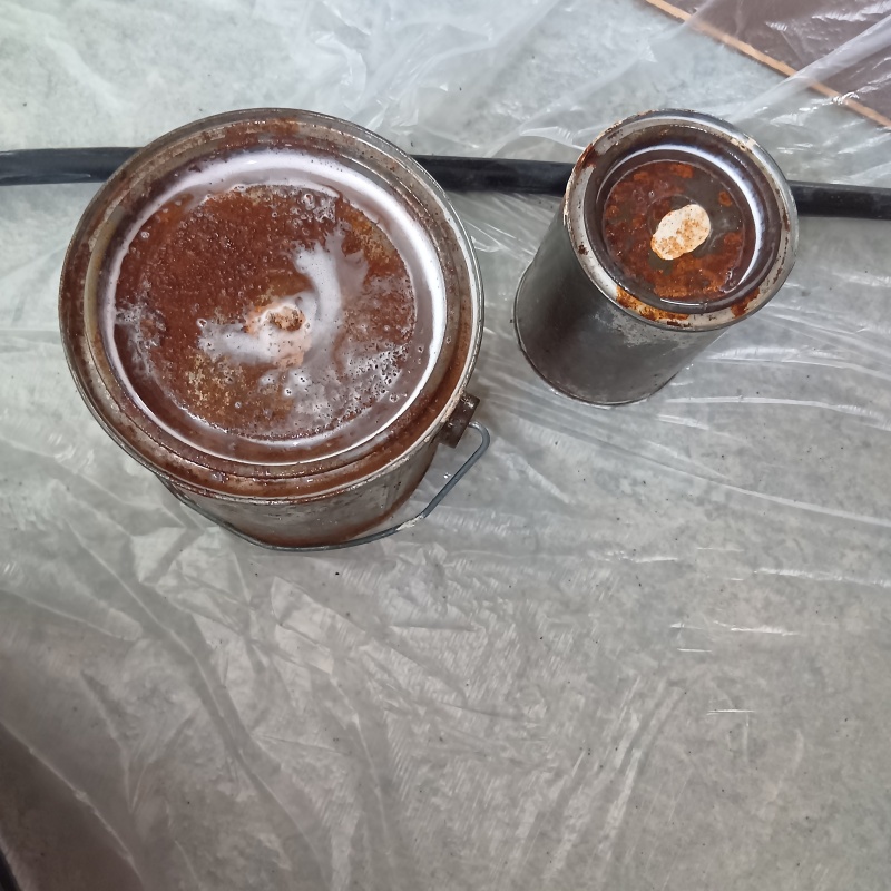 脱衣所下の塗料缶を回収