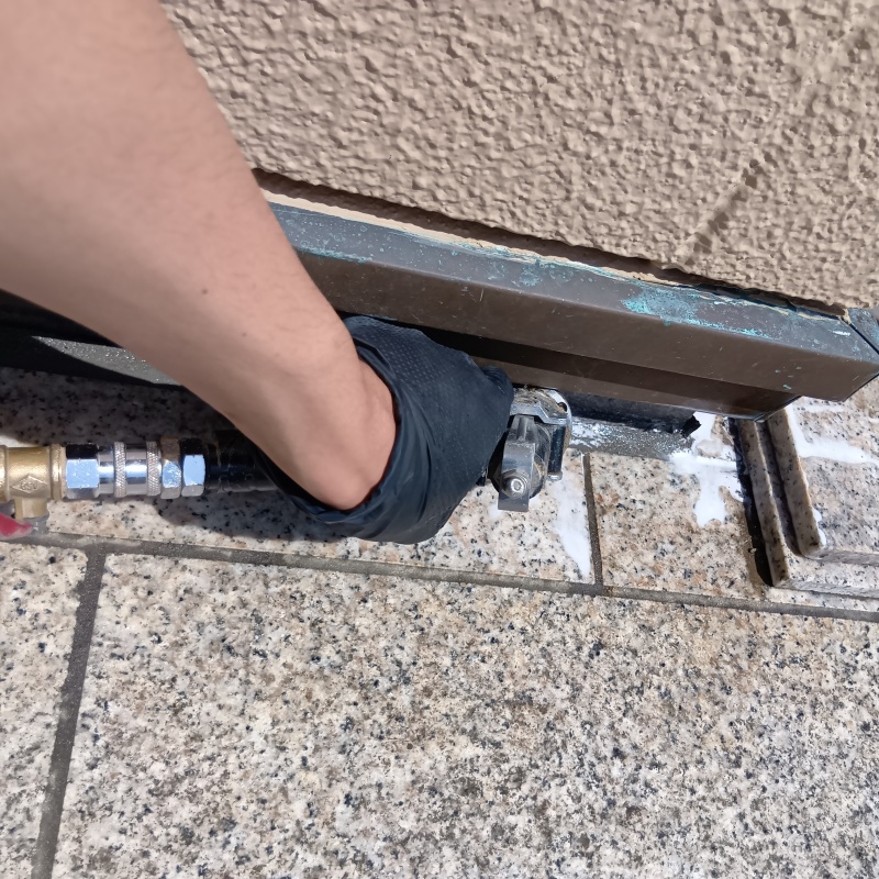 地面に防蟻剤を注入