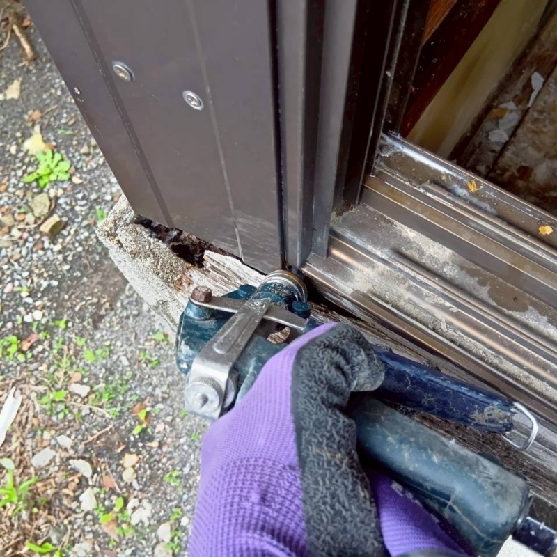柱の根元にシロアリ駆除剤を注入
