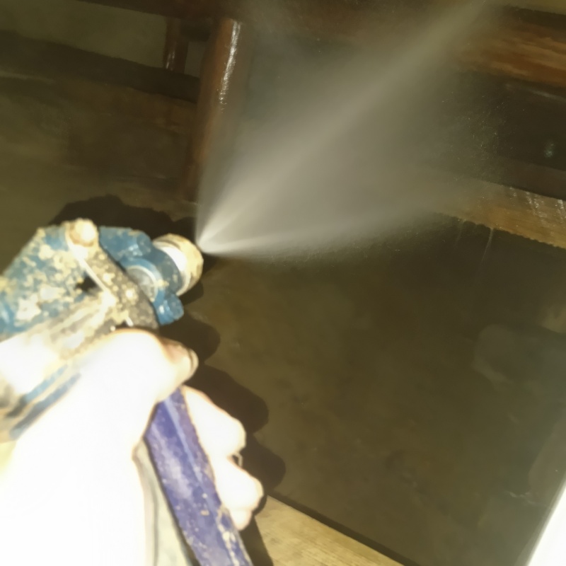 床下の木材にシロアリ駆除剤を散布