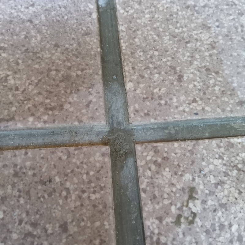 開けた穴をモルタルで補修
