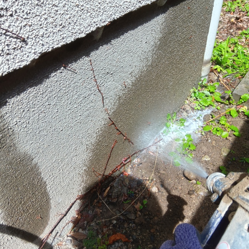 建物まわりに防蟻剤を散布