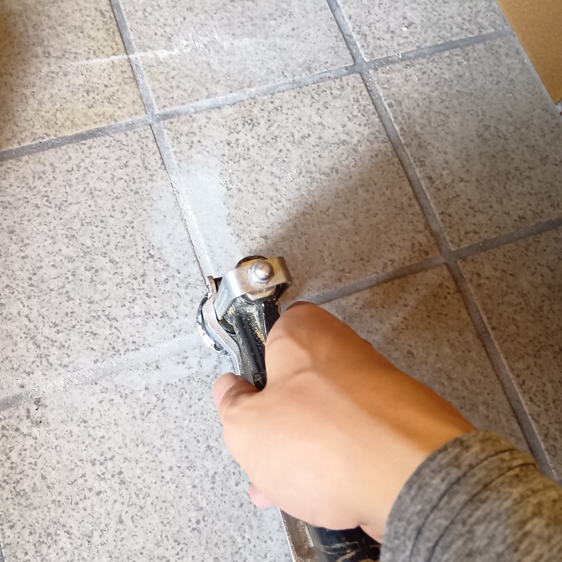 床にシロアリ駆除剤を注入