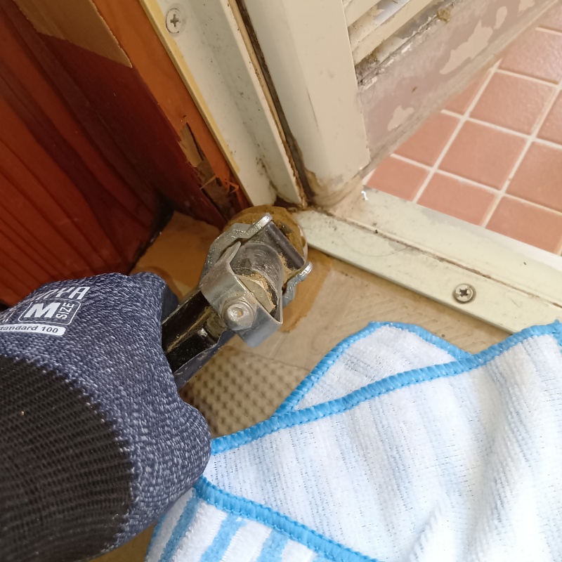 柱にシロアリ駆除剤を注入