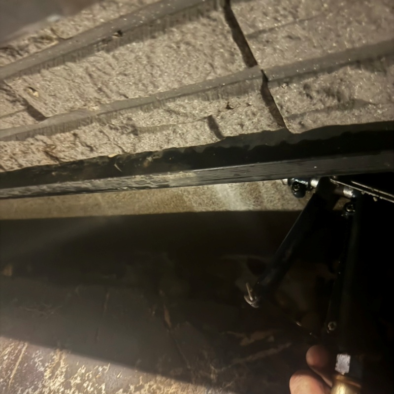 建物の外周にシロアリ駆除剤を散布
