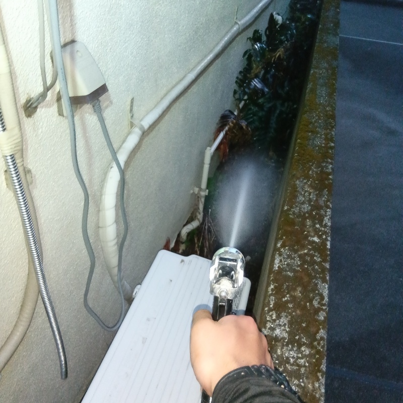 建物外周にシロアリ駆除剤を散布