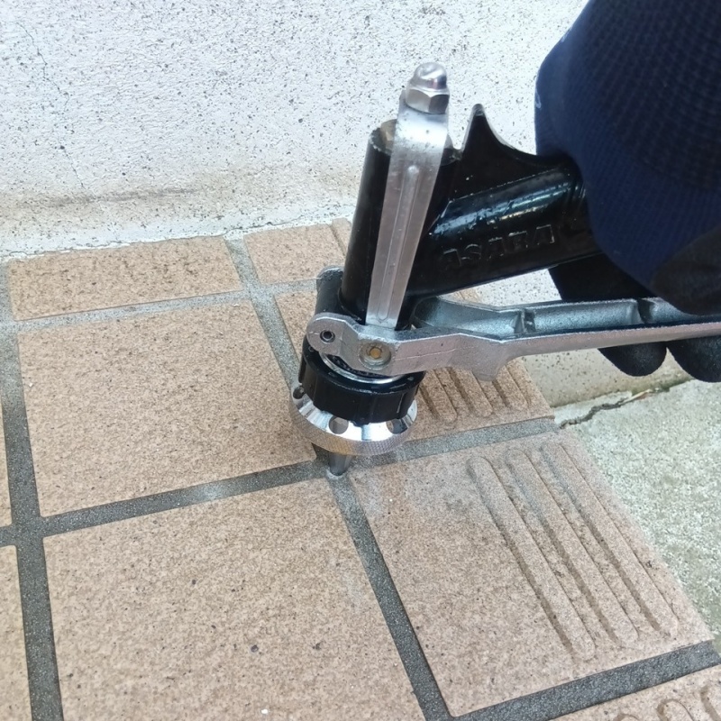 床に防蟻剤を注入