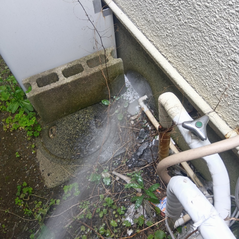 建物外周の土壌にシロアリ駆除剤を散布