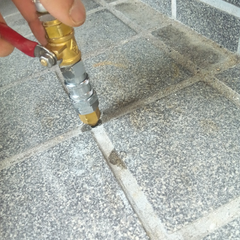 玄関床にシロアリ駆除剤を注入
