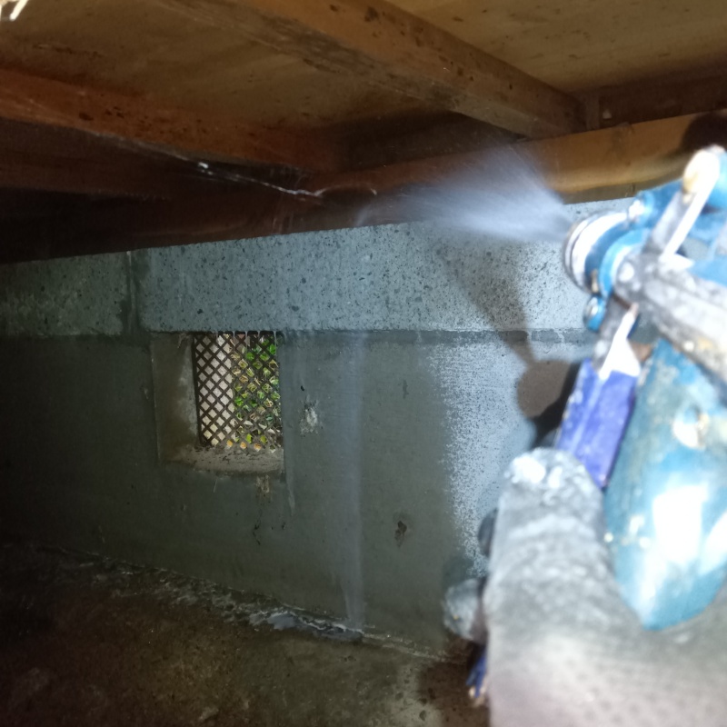 床下木材にシロアリ駆除剤を散布