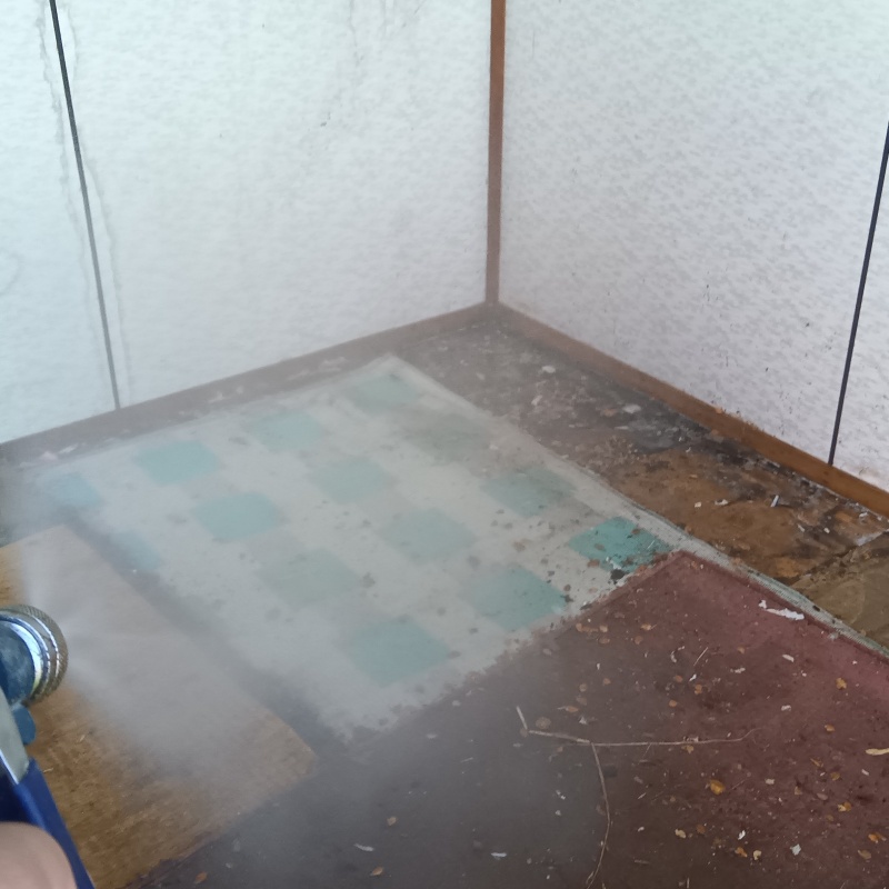 室内にシロアリ駆除剤を散布