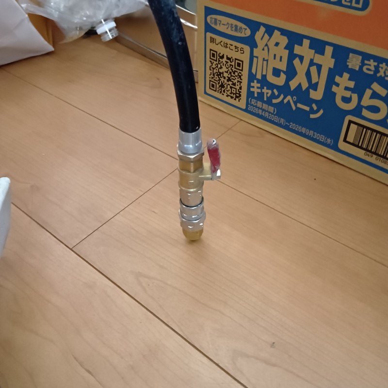 室内フローリングにシロアリ駆除剤を注入