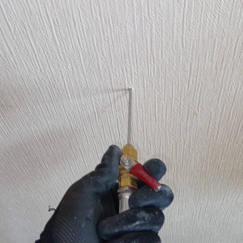 壁にシロアリ駆除剤を注入
