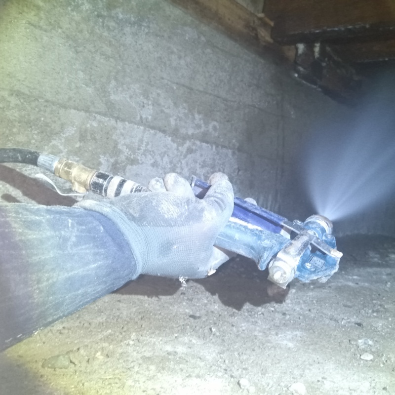 床下にシロアリ駆除剤を散布