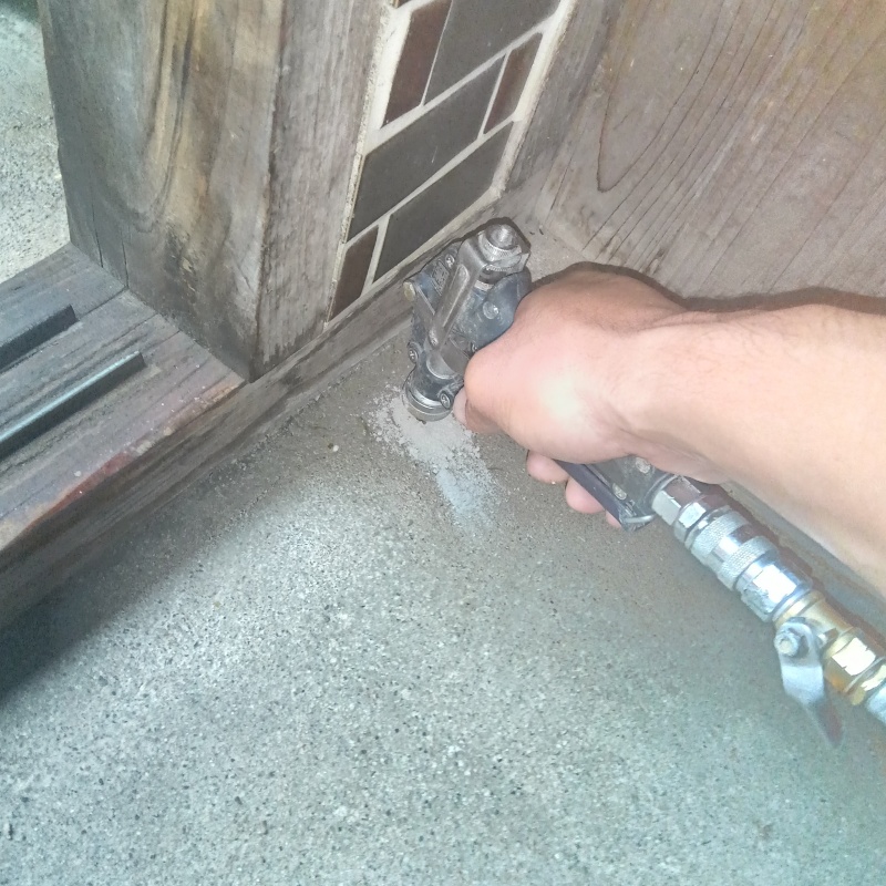 床にシロアリ駆除剤を注入