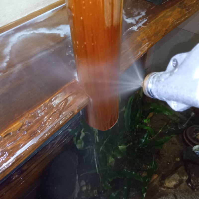柱にシロアリ駆除剤を散布