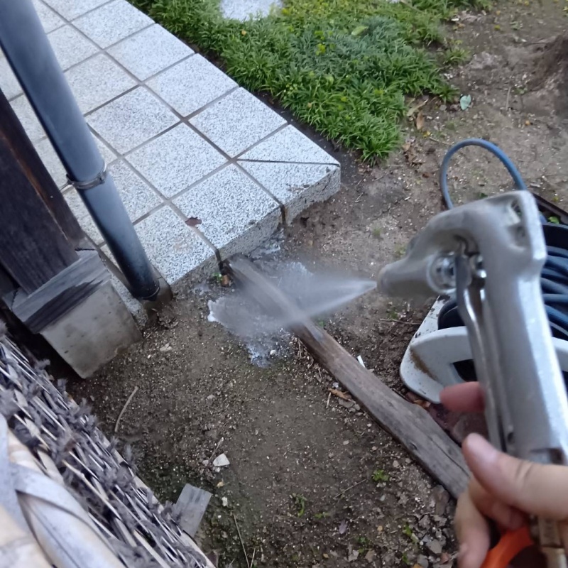 建物まわりにシロアリ駆除剤を散布
