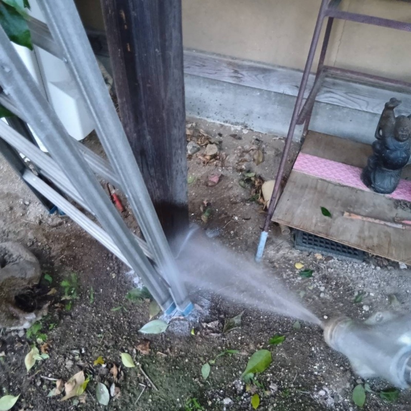 建物まわりにシロアリ駆除剤を散布
