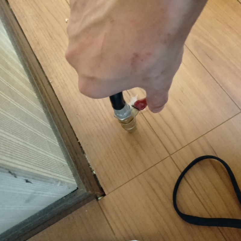 床にシロアリ駆除剤を注入