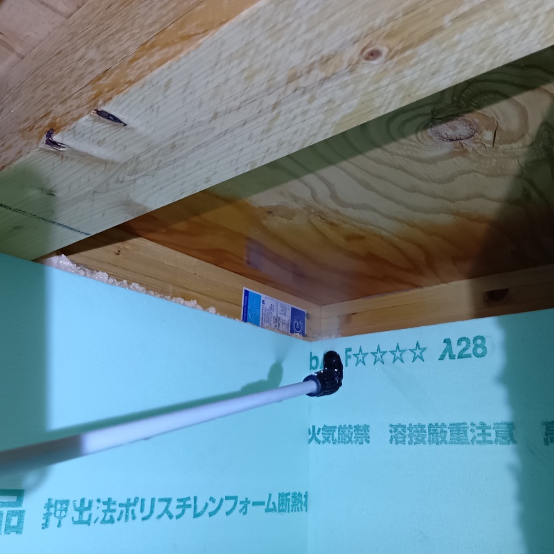 床下の木材に防蟻剤を散布