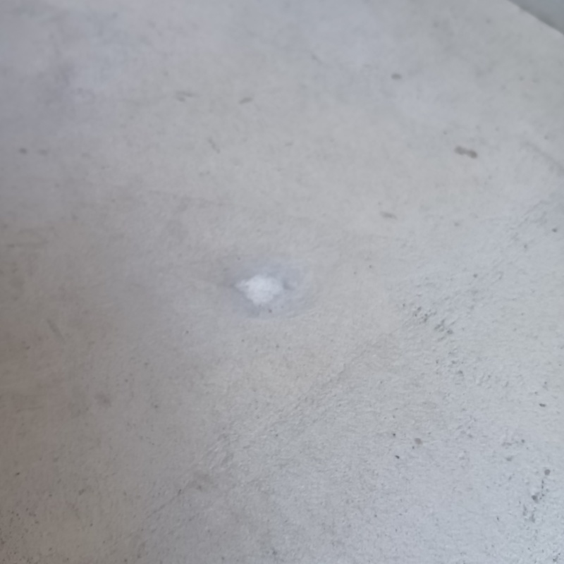 開けた穴をパテで補修