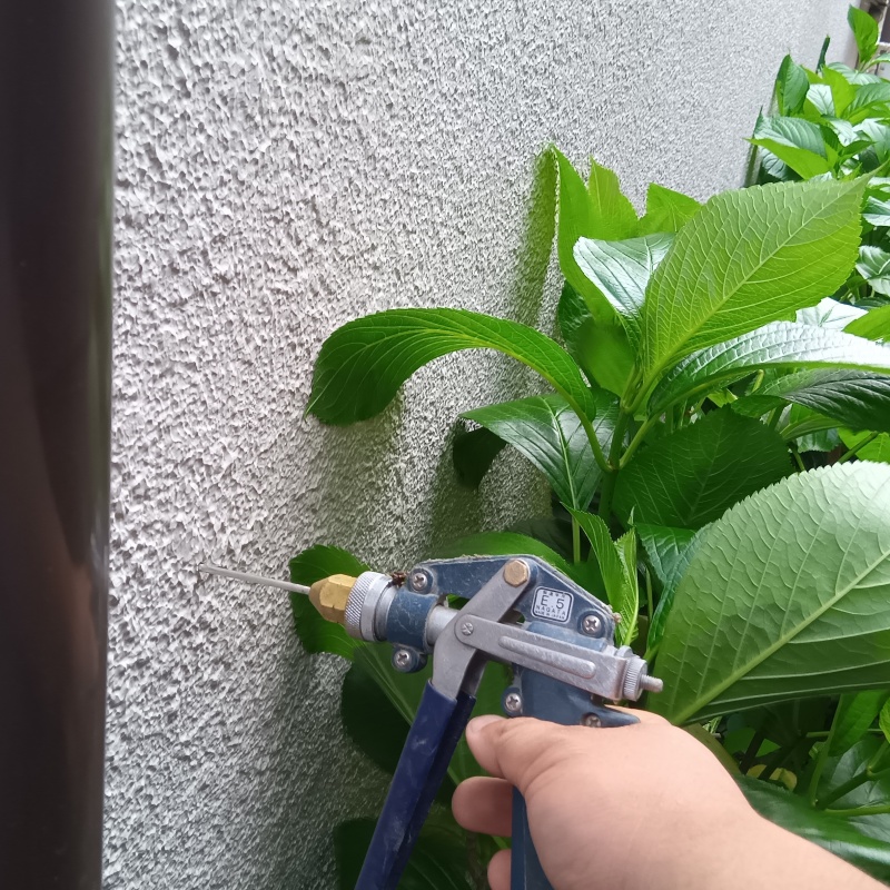 外壁にシロアリ駆除剤を注入