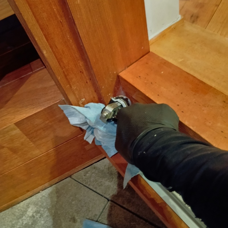 建物内の木部にシロアリ駆除剤を注入