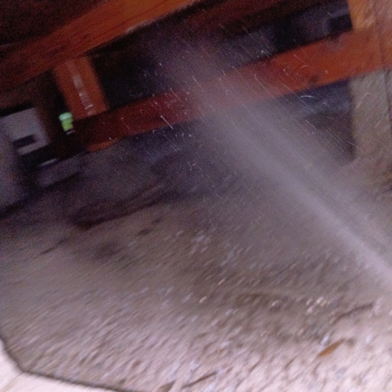 床下にシロアリ駆除剤を散布